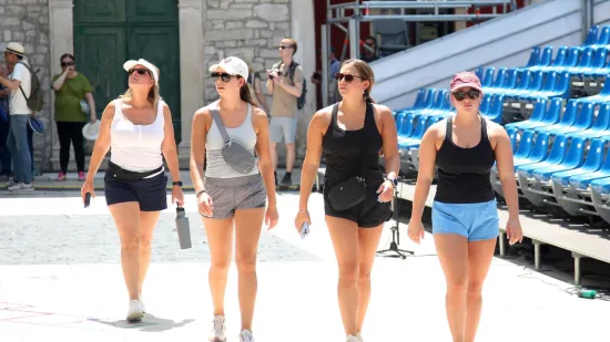 Turisti fotkaju, a djevojke u vrućim hlačicama se prošetavaju: Doslovno su zavladale Šibenikom