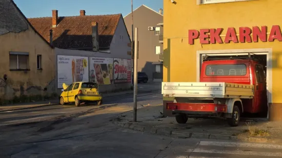 Užas u Požegi! Kamion probio izlog pekare, Twingo uništen do neprepoznatljivosti