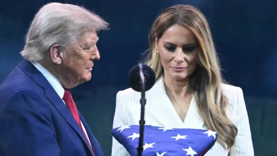Dosada ili umor? Melania zadrijemala na Trumpovoj proslavi rođendana