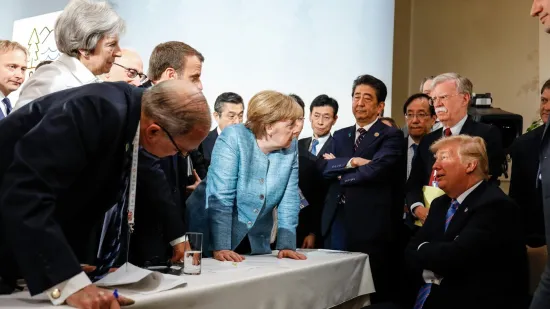 Sjećate se fotke iz 2018. sa samita G7? Svi stoje, Trump sjedi, prekrižio ruke: Sutra se lideri opet nalaze
