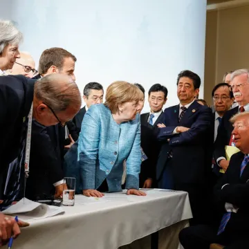 Sjećate se fotke iz 2018. sa samita G7? Svi stoje, Trump sjedi, prekrižio ruke: Sutra se lideri opet nalaze