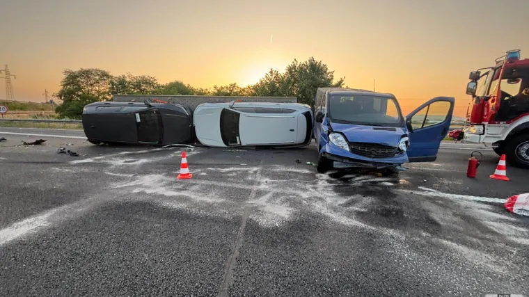 Kombijem probio ogradu na A4. Dva auta i motocikl se zabili u oštećene dijelove, jedna osoba poginula