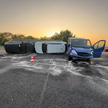 Kombijem probio ogradu na A4. Dva auta i motocikl se zabili u oštećene dijelove, jedna osoba poginula