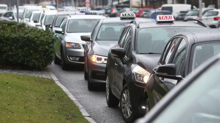 Problemi sa sezonskim taksistima kreću: Cijene variraju od 16 pa do vrtoglavih 120 eura za istu rutu