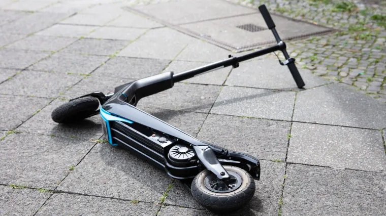 Troje maloljetnika stradalo u padu s električnog romobila u Bjelovaru: Hitno prevezeni u bolnicu