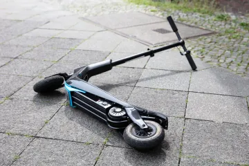 Troje maloljetnika stradalo u padu s električnog romobila u Bjelovaru: Hitno prevezeni u bolnicu