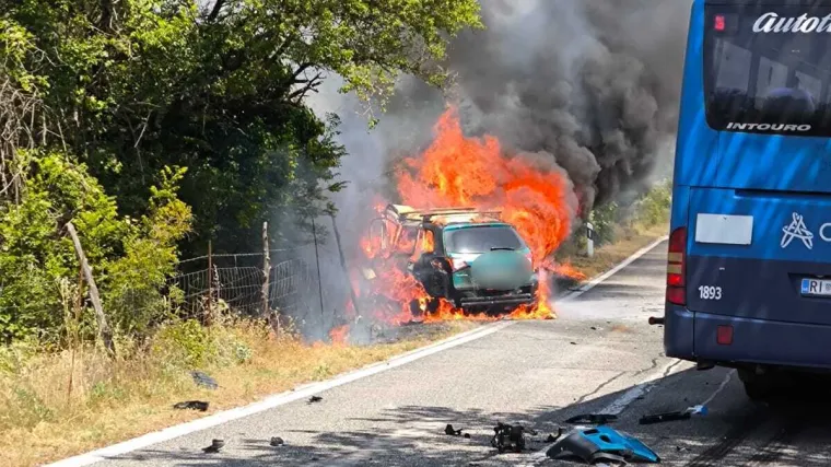 Auto se zapalio nakon sudara s autobusom, jedna osoba poginula