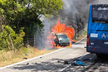 Auto se zapalio nakon sudara s autobusom, jedna osoba poginula