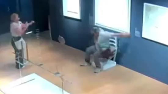 Nevjerojatan incident u muzeju: Sjeo je na pogrešan stolac, pogledajte što su snimile kamere