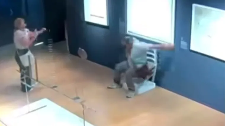 Nevjerojatan incident u muzeju: Sjeo je na pogrešan stolac, pogledajte što su snimile kamere