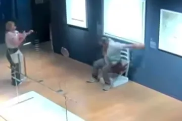 Nevjerojatan incident u muzeju: Sjeo je na pogrešan stolac, pogledajte što su snimile kamere