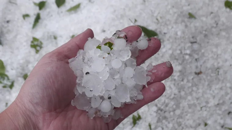 Superćelija im donijela kaos, ima i ozlijeđenih: Hrpe leda od tuče dosezale jedan metar!