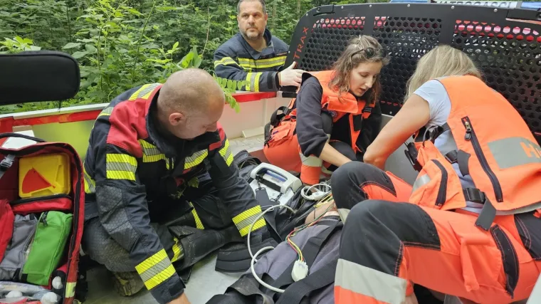 Stablo palo na ženu, spašavali je vatrogasci i helikopter: Pogledajte prizore s intervencije