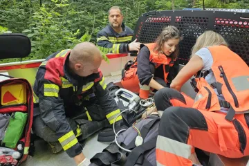Stablo palo na ženu, spašavali je vatrogasci i helikopter: Pogledajte prizore s intervencije