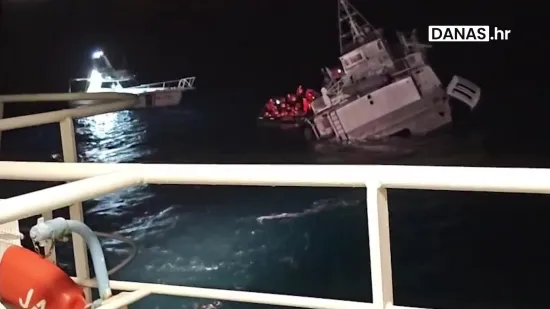 Brod Melita tone ispred zadarskih Kolovara, stigli su i vatrogasci