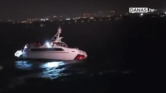 Ljudi u panici, tone brod Melita kod Zadra