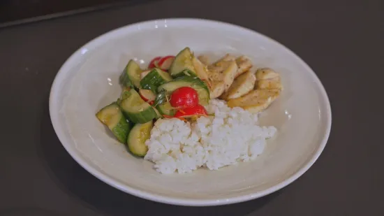 Idealno za lagani ručak: Pileći medaljoni sa sushi rižom i azijskom salatom od krastavaca