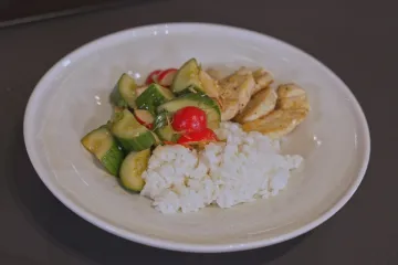 Idealno za lagani ručak: Pileći medaljoni sa sushi rižom i azijskom salatom od krastavaca