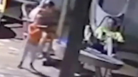 Dječak (2) se igrao tatinim pištoljem pa ubio majku: Objavljena snimka strave