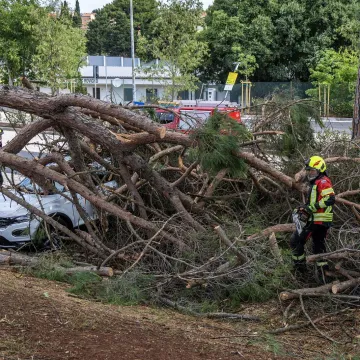 Snažno nevrijeme poharalo Rovinj: 'U službi sam 33 godine, ali ovakvo nešto ne pamtim'