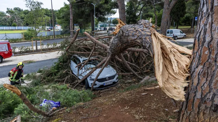 Potopljene brodice, uništeni kampovi i deseci automobila: Pogledajte zastrašujuće scene