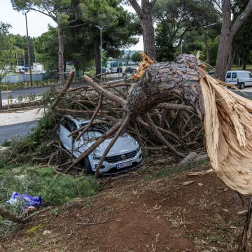 Potopljene brodice, uništeni kampovi i deseci automobila: Pogledajte zastrašujuće scene
