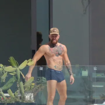 Divlji McGregor: Umjesto borbe u UFC-u, dijeli udarce u noćnom klubu!