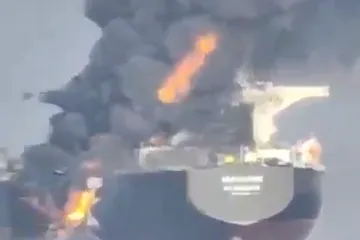 Tanker 'tamne flote' završio u plamenu: Sukljali stupovi dima, pogledajte jezivu snimku
