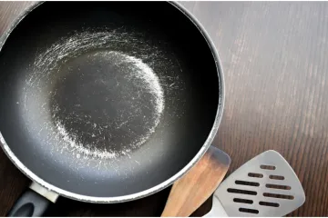 Nova studija otkriva šokantnu istinu: Što se stvarno događa kad ogrebete teflonsku tavu