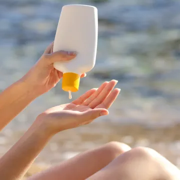 Dermatolog otkrio koliko kreme za sunčanje treba stavljati: 'Nitko ne nanosi dovoljno'