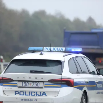 Tragedija u blizini Gračaca: Jedna osoba poginula u sudaru motora i auta