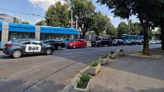 Zastoj tramvaja u centru Zagreba zbog prolaska štićene kolone. Građani ljuti