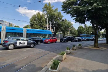 Zastoj tramvaja u centru Zagreba zbog prolaska štićene kolone. Građani ljuti
