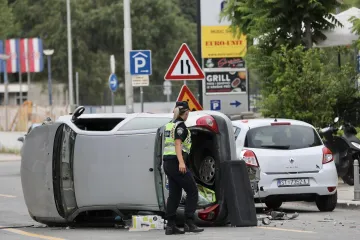 Krš i lom na jugu zemlje: Auto se prevrnuo, ženu odvezli u bolnicu