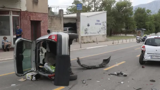 Krš i lom na jugu zemlje: Auto se prevrnuo, ženu odvezli u bolnicu