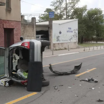 Krš i lom na jugu zemlje: Auto se prevrnuo, ženu odvezli u bolnicu