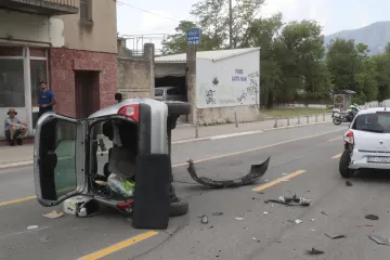 Krš i lom na jugu zemlje: Auto se prevrnuo, ženu odvezli u bolnicu