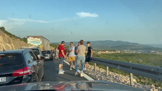 Nesreća na A1, potpuno prekinut promet prema Dubrovniku. Stvorila se velika kolona