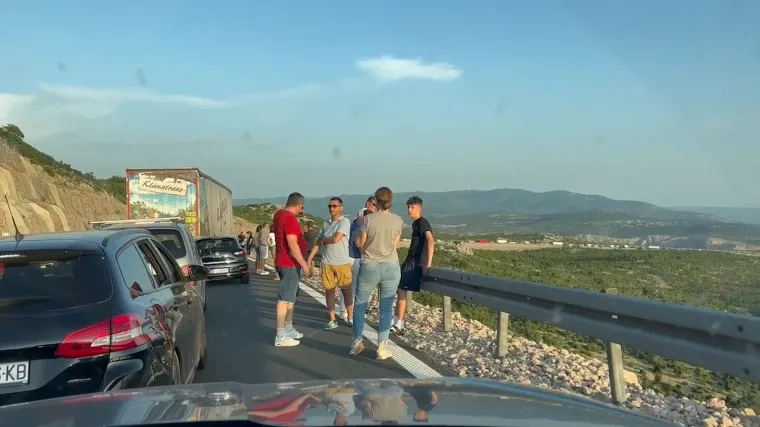 Nesreća na A1, potpuno prekinut promet prema Dubrovniku. Stvorila se velika kolona