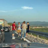 Nesreća na A1, potpuno prekinut promet prema Dubrovniku. Stvorila se velika kolona