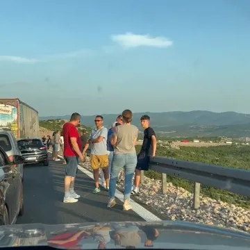 Nesreća na A1, potpuno prekinut promet prema Dubrovniku. Stvorila se velika kolona