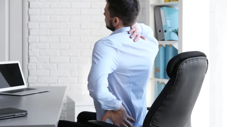 Boli vas kralježnica od dugog sjedenja? Ovaj nepravilni položaj stvara pritisak od čak 275 kg