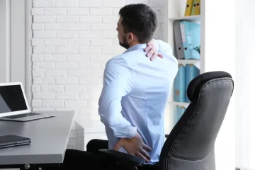 Boli vas kralježnica od dugog sjedenja? Ovaj nepravilni položaj stvara pritisak od čak 275 kg