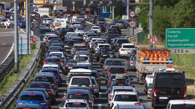 Prometni kolaps prema moru: Vozilo u kvaru u tunelu, na A1 kolona 11 kilometara