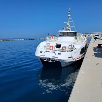 Nakon noći strave katamaran Melita sigurno dotegljen u luku Gaženica