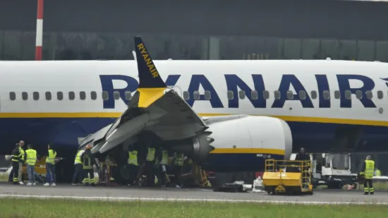 Avion Ryanaira zabio se u ogradu nakon slijetanja: Razbio krilo, strahuje se od požara