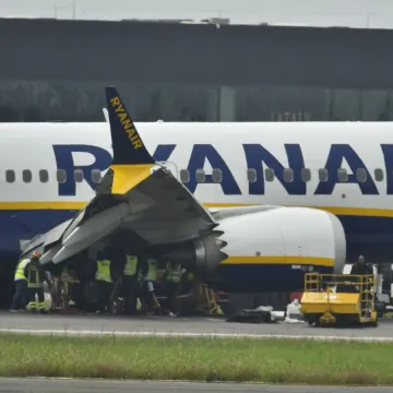 Avion Ryanaira zabio se u ogradu nakon slijetanja: Razbio krilo, strahuje se od požara