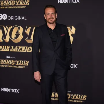 Jason Segel se zaručio: Zvijezda 'Kako sam upoznao vašu majku' zaprosio djevojku u vrtu
