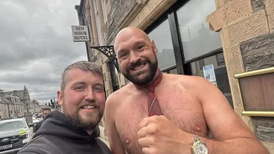 Je li on stvarno 'prolupao'? Tyson Fury prošetao se po gradu samo u kiltu, fanovi ga opsjedali