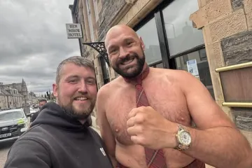 Je li on stvarno 'prolupao'? Tyson Fury prošetao se po gradu samo u kiltu, fanovi ga opsjedali